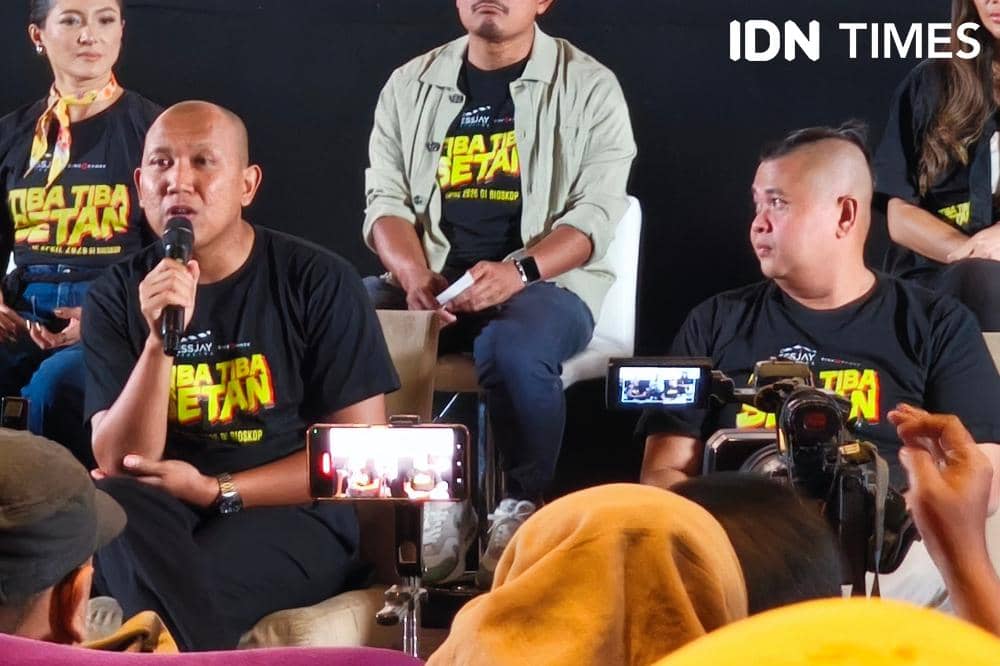 Potret Oki Rengga dan Lolox saat press conference Film Tiba-Tiba Setan di Jakarta, Jumat (10/4/2026)