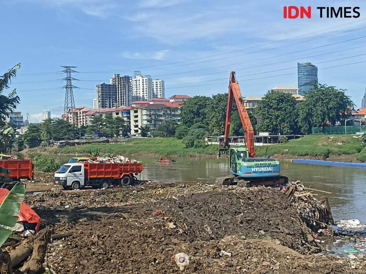 Gubernur DKI Jakarta Pramono Anung mengecek pengerukan Kali di Kebon Melati, Jakarta Utara, Jumat (10/4/2025). (IDN Times/Dini Suciatiningrum)