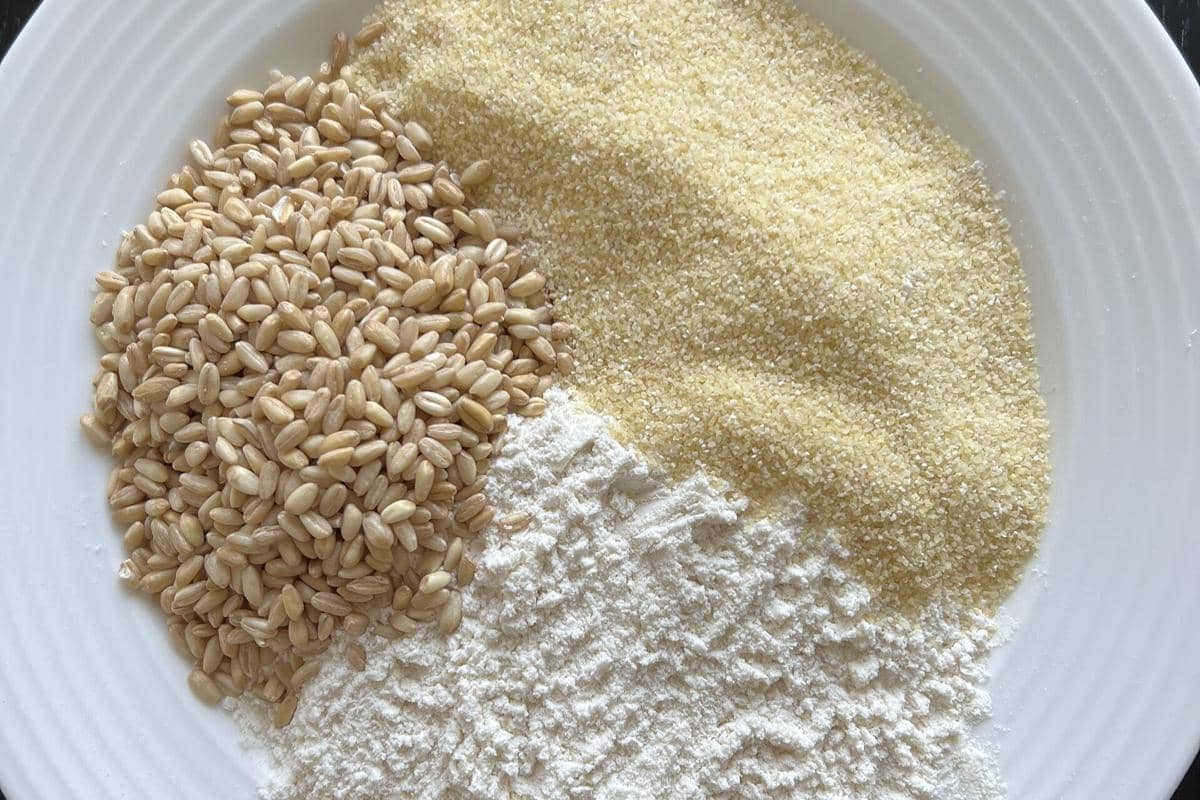 Potret tepung semolina, terigu, dan biji gandum