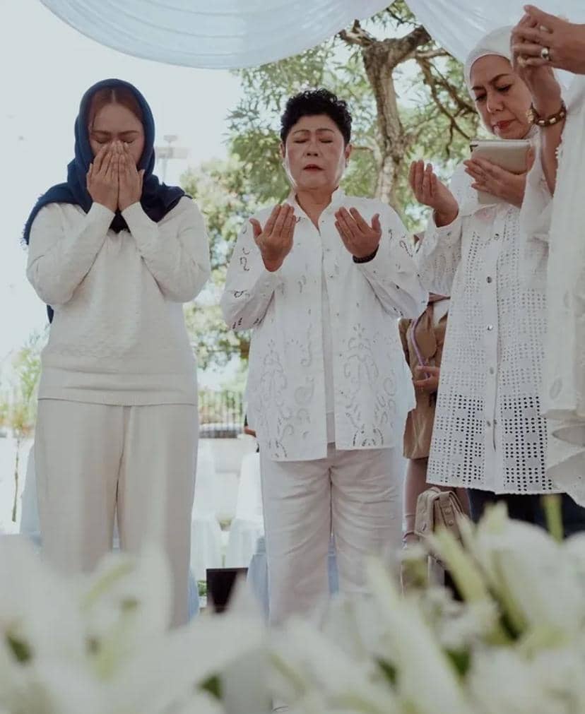 potret Inul Daratista ziarah setahun kepergian Titiek Puspa