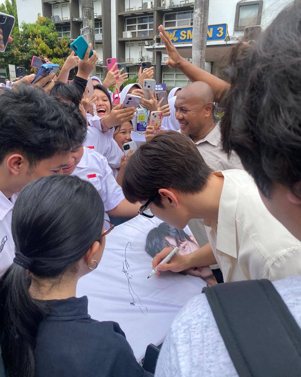 Ji Chang Wook berikan tanda tangan kepada fans di SMAN 3 Jakarta