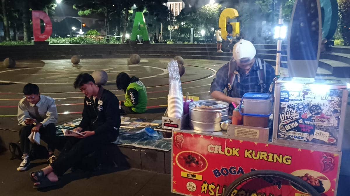Cerita Saut Sinaga, Dagang Cilok di Sekitar Dago Sambil Melapak Buku