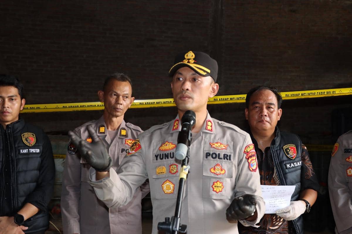 Polisi menggerebek gudang BBM ilegal di Pekon Mataram, Kecamatan Gadingrejo. (Dok. Polres Pringsewu).