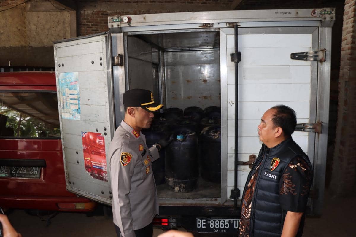 Polisi menggerebek gudang BBM ilegal di Pekon Mataram, Kecamatan Gadingrejo. (Dok. Polres Pringsewu).