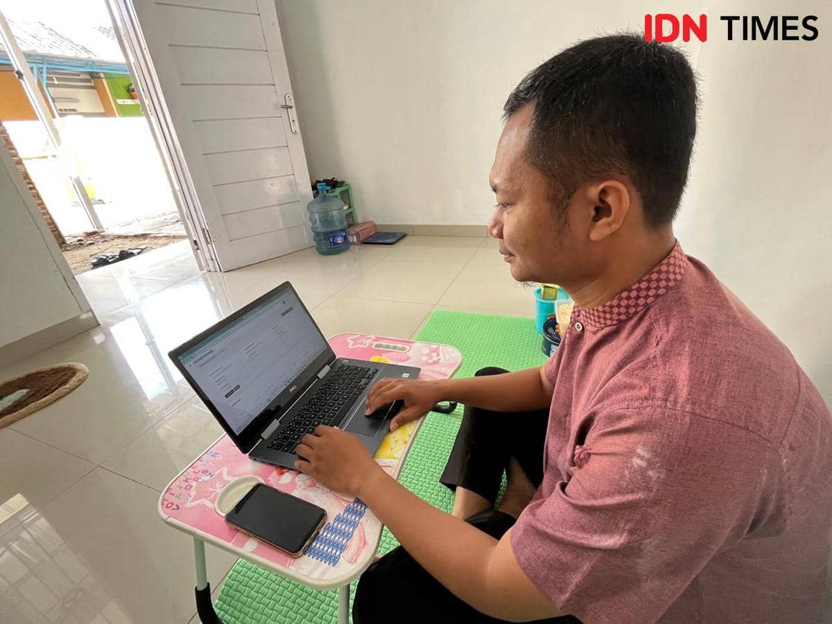 Tri Mardiono, ASN Bawaslu Lampung saat menjalani hari pertama kebijakan WFH di rumahnya