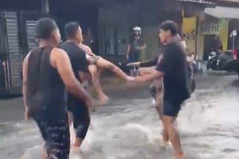 Viral! Balita di Ponorogo Jatuh ke Selokan Terseret Arus Deras
