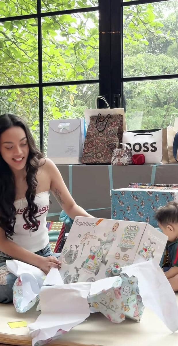 Hadiah ulang tahun Andrew Raxy Neil