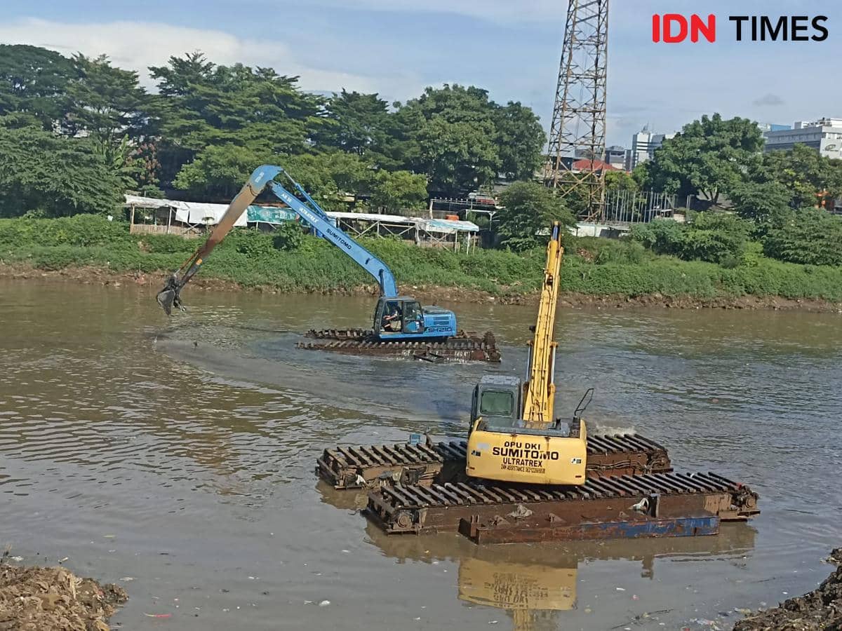 Gubernur DKI Jakarta Pramono Anung mengecek pengerukan Kali di Kebon Melati, Jakarta Utara, Jumat (10/4/2025). (IDN Times/Dini Suciatiningrum)