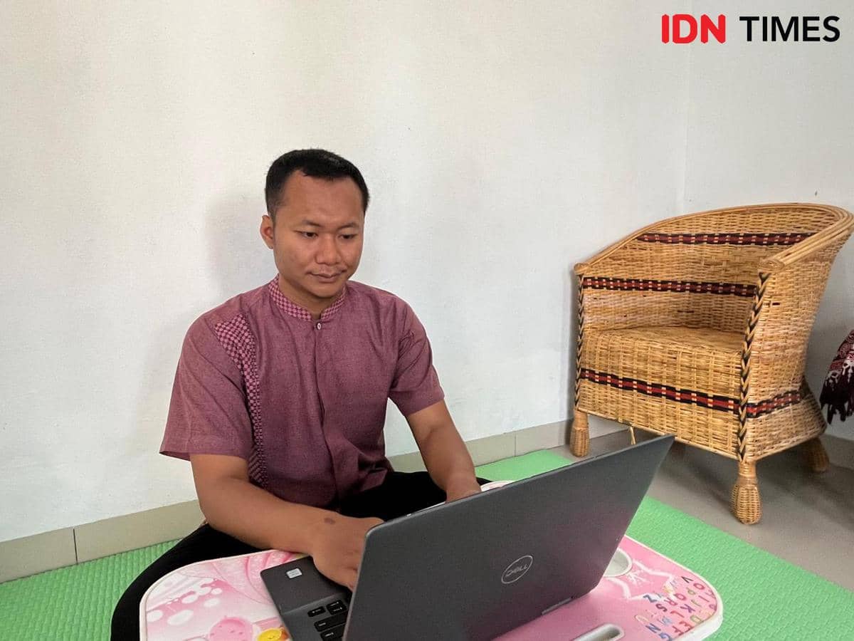 Hari Pertama WFH, ASN di Lampung Sulap Ruang Tamu jadi 'Kantor Mini'