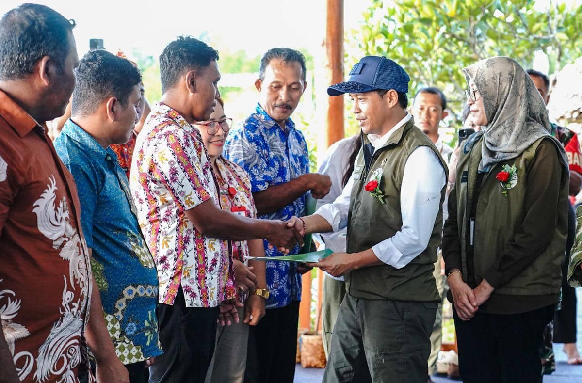 Menhut Serahkan 9 SK Perhutanan Sosial untuk 328 Warga Sulawesi Utara