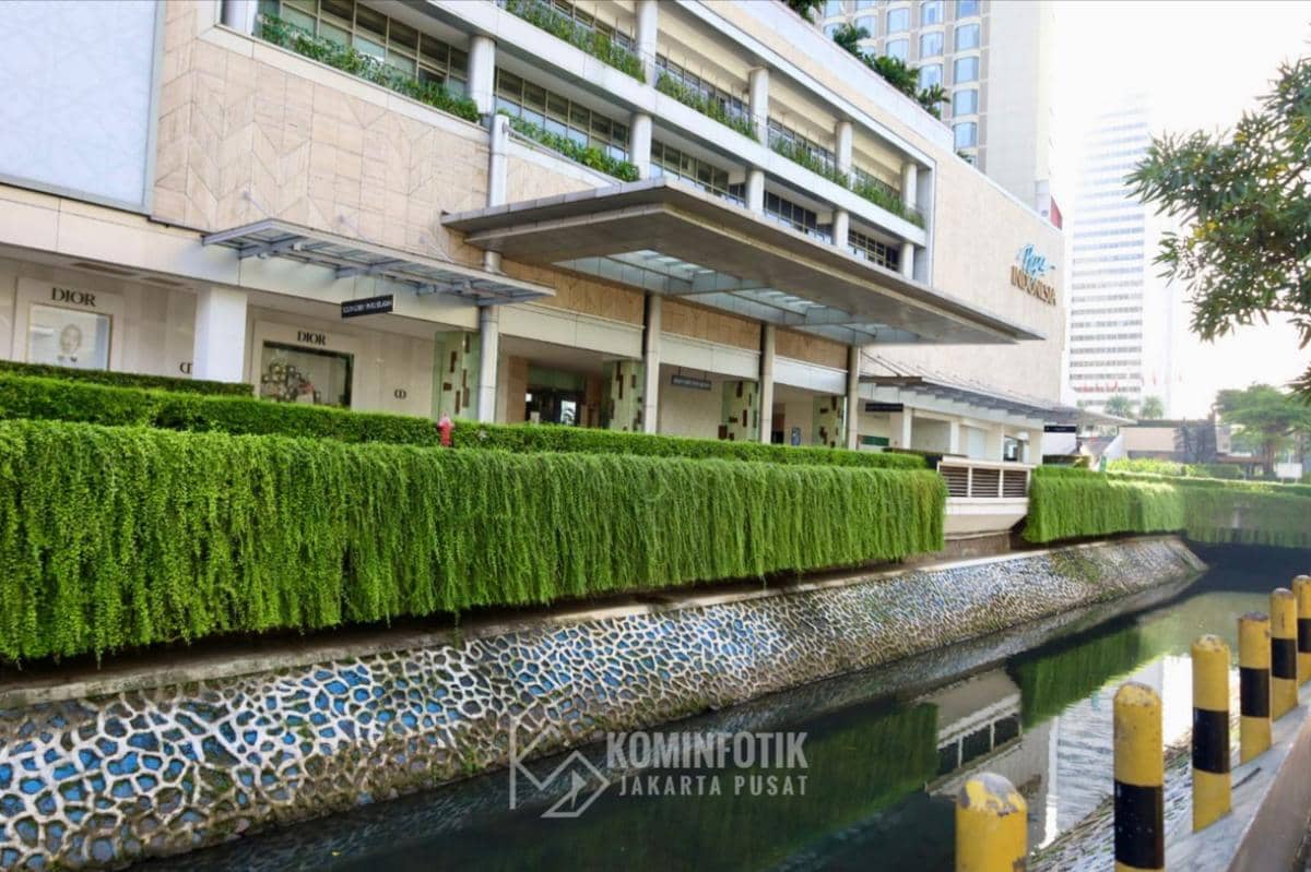 Petugas Gabungan Gelar Kerja Bakti Tangkap Ikan Sapu-sapu di depan Kali Mal Plaza Indonesia.