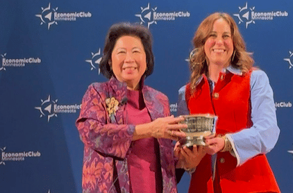 Wakil Ketua Dewan Ekonomi Nasional (DEN) Mari Elka Pangestu meraih Champion of Free Trade Award atau tokoh yang berpengaruh dalam perdagangan bebas dari Economic Club of Minnesota.
