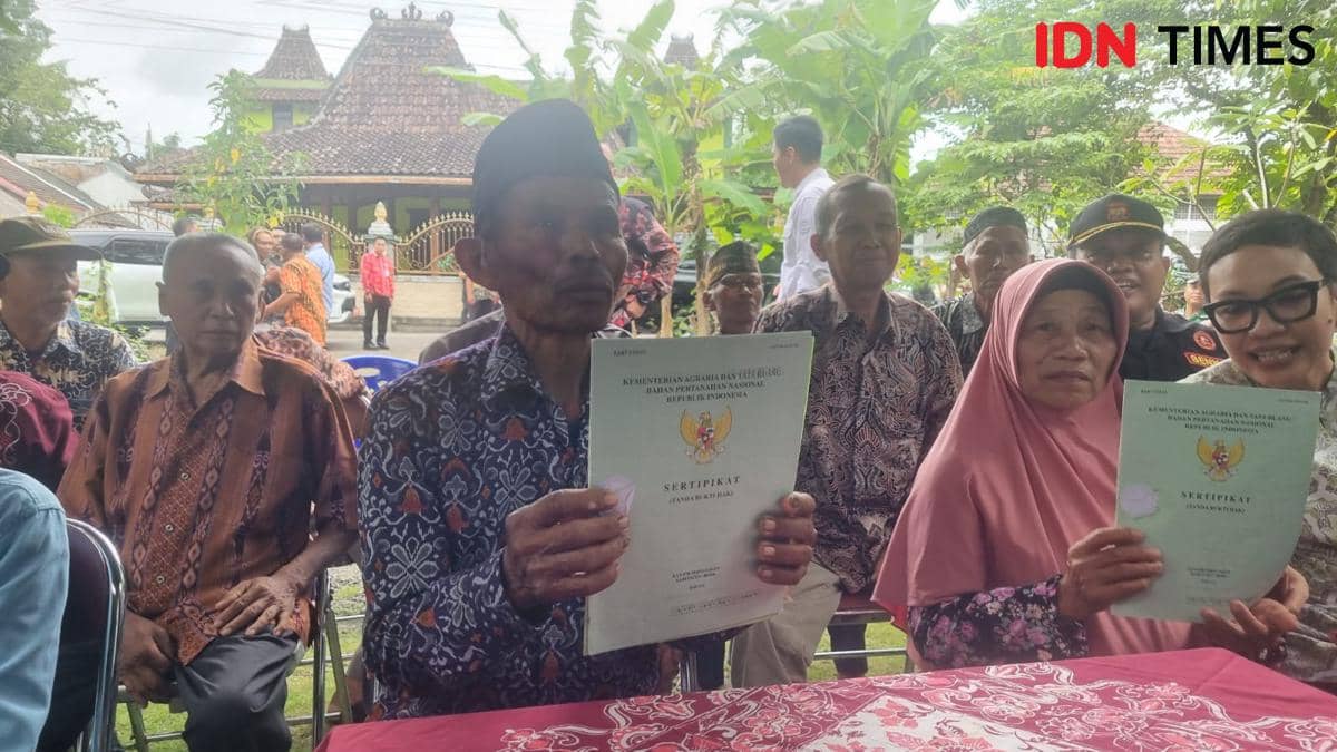 Setahun Berjuang, Mbah Tupon Akhirnya Terima Kembali Sertifikat Tanahnya