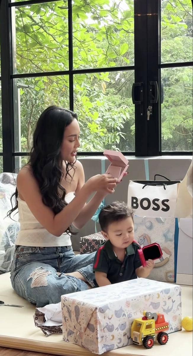 Hadiah ulang tahun Andrew Raxy Neil