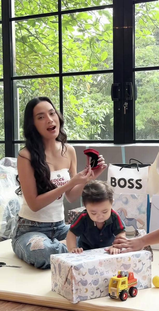 Hadiah ulang tahun Andrew Raxy Neil