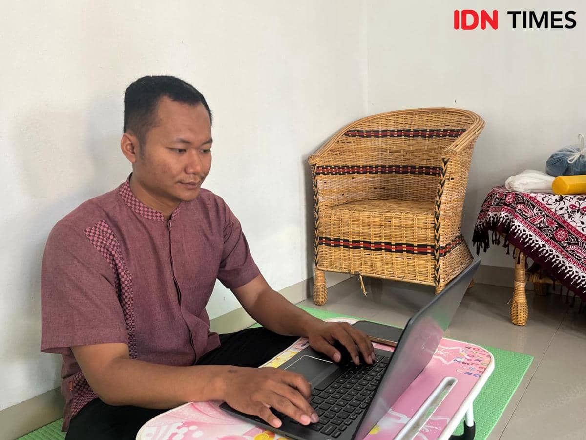 Tri Mardiono, ASN Bawaslu Lampung saat menjalani hari pertama kebijakan WFH di rumahnya