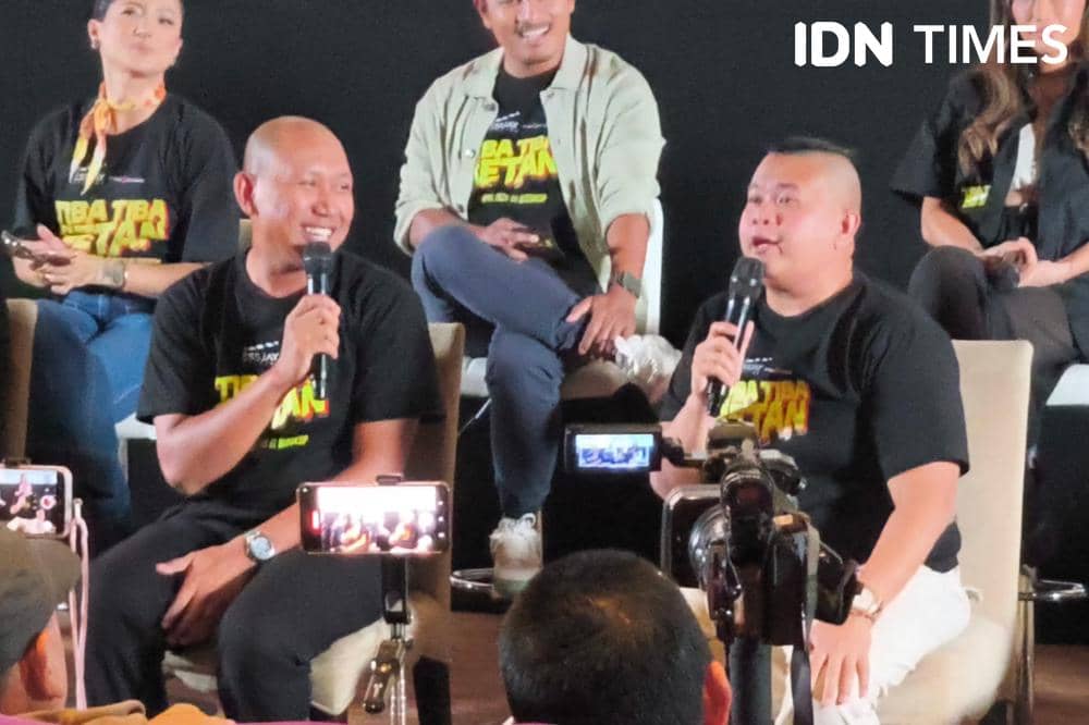 Potret Oki Rengga dan Lolox saat press conference Film Tiba-Tiba Setan di Jakarta, Jumat (10/4/2026)