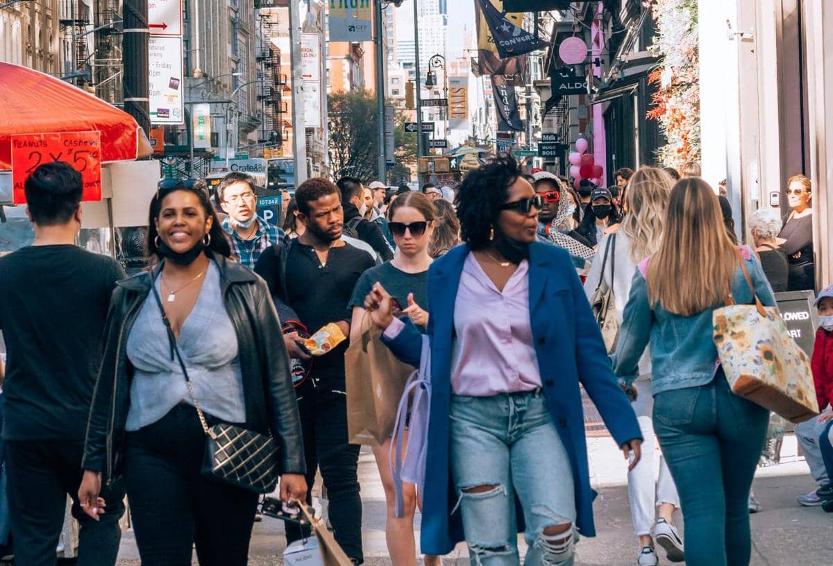 Warga Amerika Serikat sedang berjalan. 