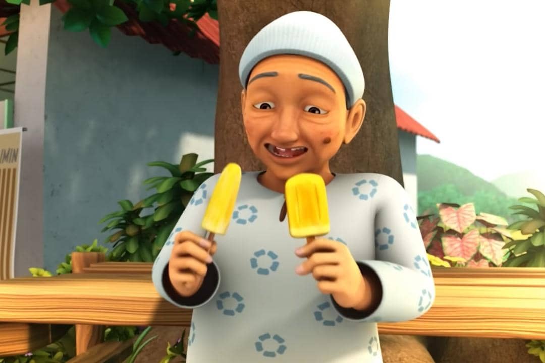 Opah terlihat menikmati es krim yang dibelinya dari Kedai Runcit