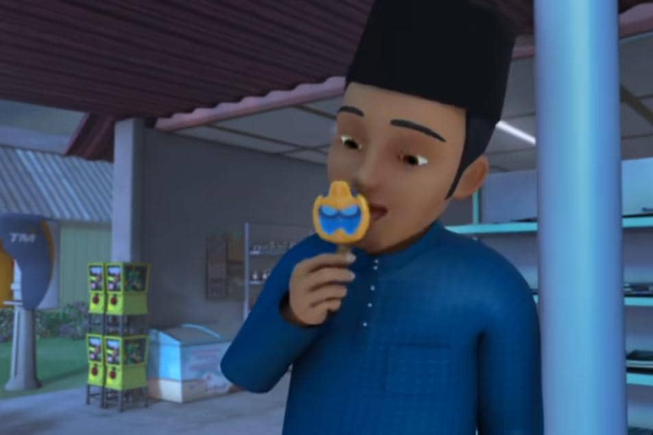 Abang Hamzah menikmati es krim Metropop di tengah derasnya hujan yang turun