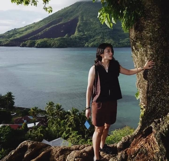 Sintya Marisca liburan di Banda Neira