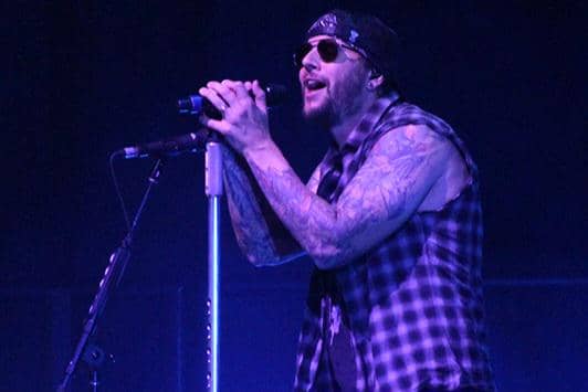 M. Shadows di atas panggung