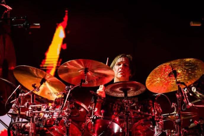 Brooks Wackerman saat manggung dengan Avenged Sevenfold