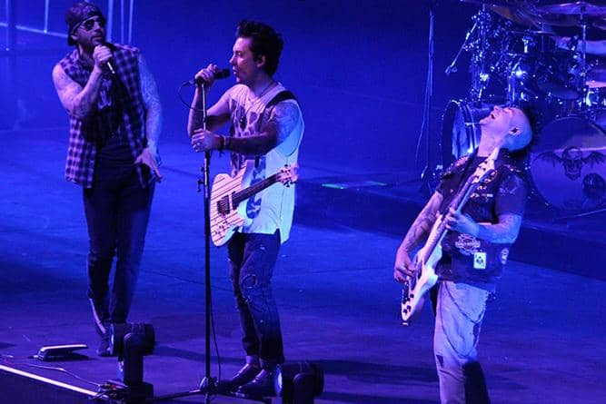 Avenged Sevenfold tampil di atas panggung