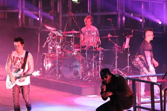 Avenged Sevenfold tampil di atas panggung