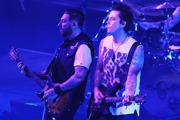 Zacky Vengeance dan Synyster Gates di atas panggung
