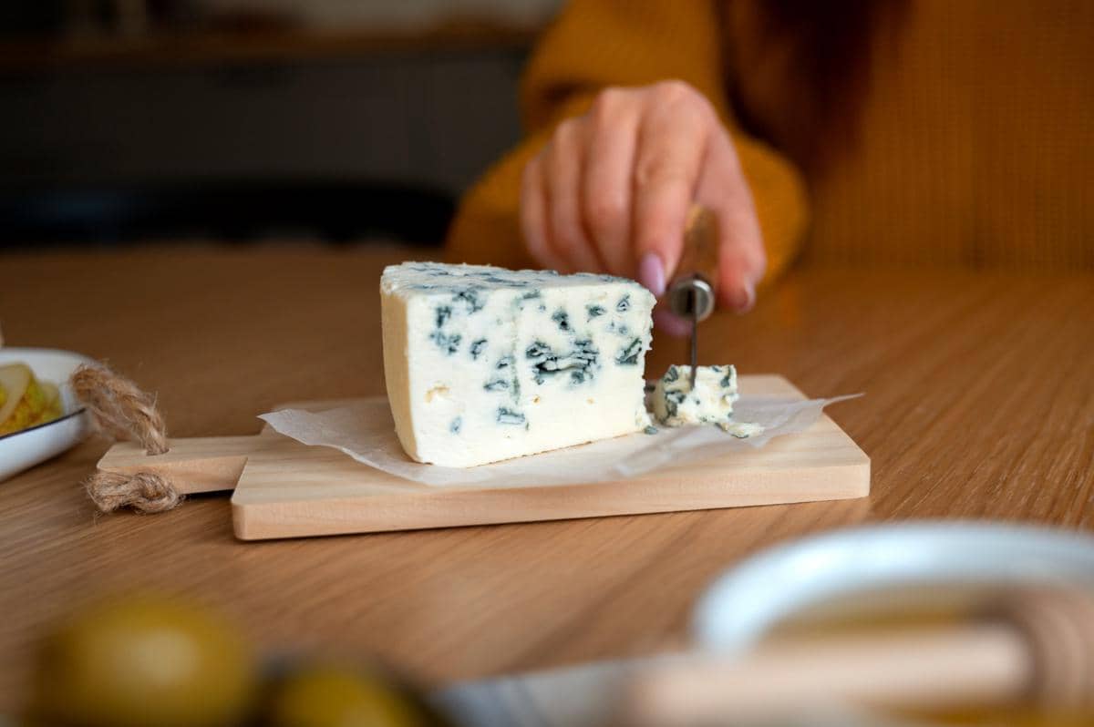 ilustrasi makan blue cheese