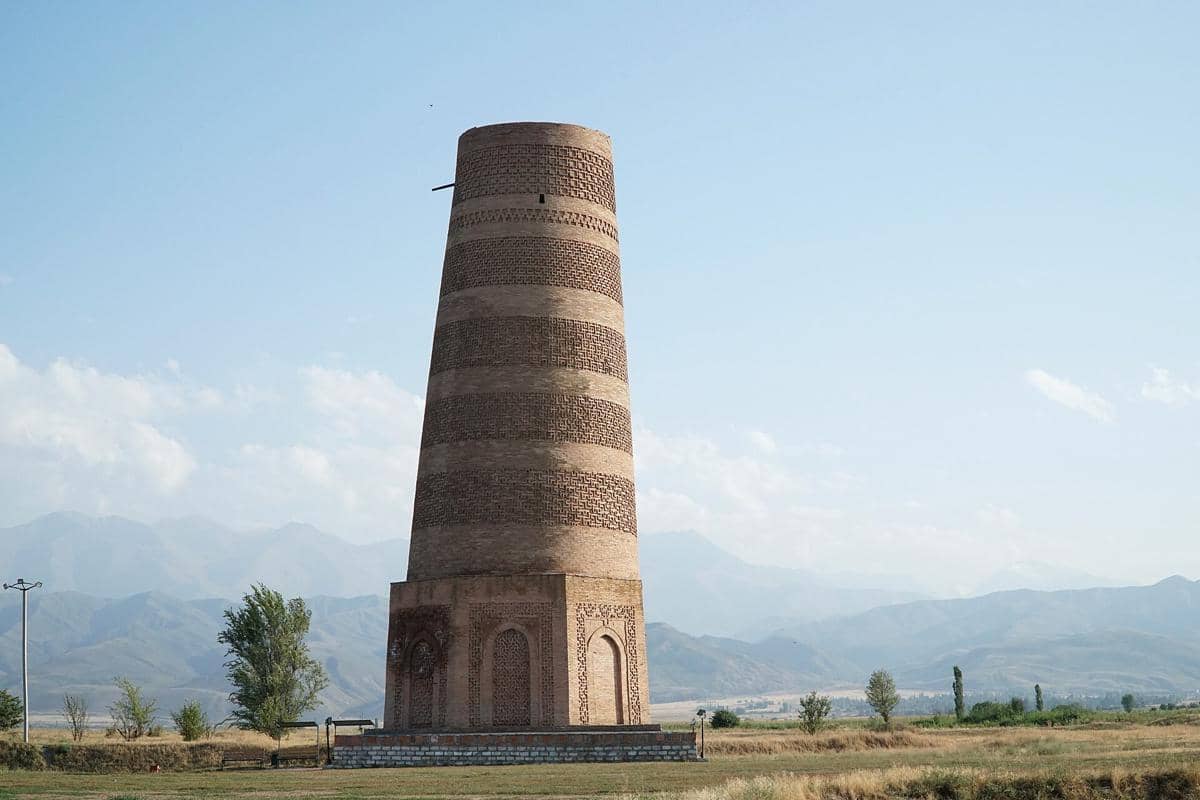Pemandangan Menara Burana dari dekat.