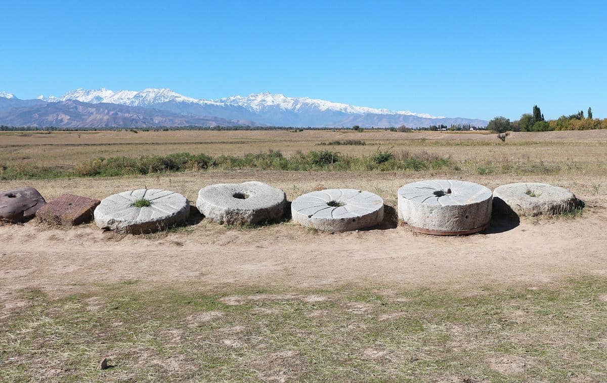 potret alat-alat yang terbuat dari batu di Menara Burana