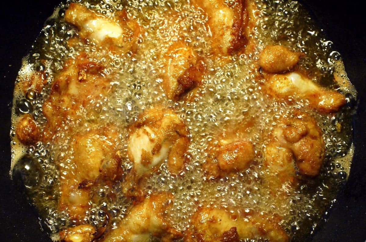 ilustrasi menggoreng ayam 