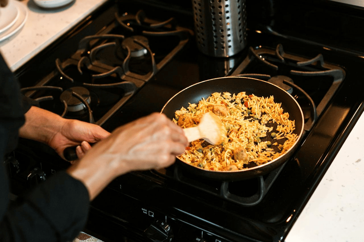 ilustrasi membuat chicken shawarma rice bowl