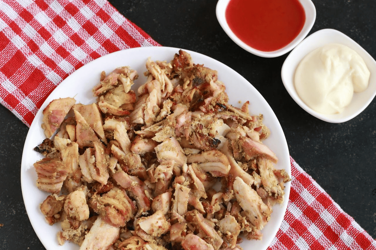 ilustrasi ayam, saus merah, dan putih untuk rice bowl