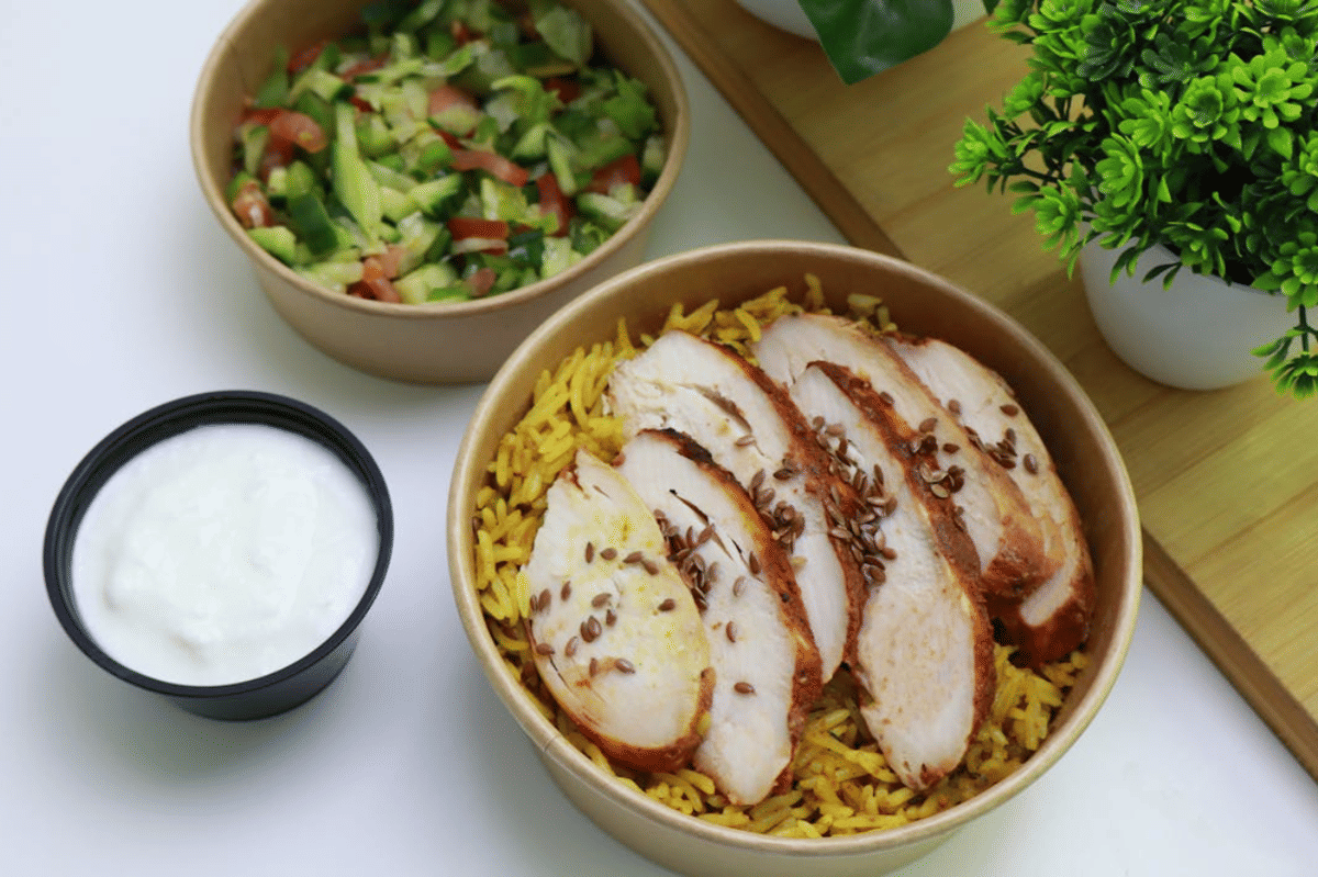 ilustrasi sajian chicken shawarma rice bowl