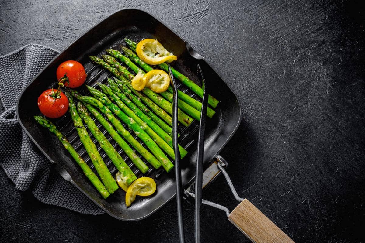 ilustrasi grilled asparagus, grill pan