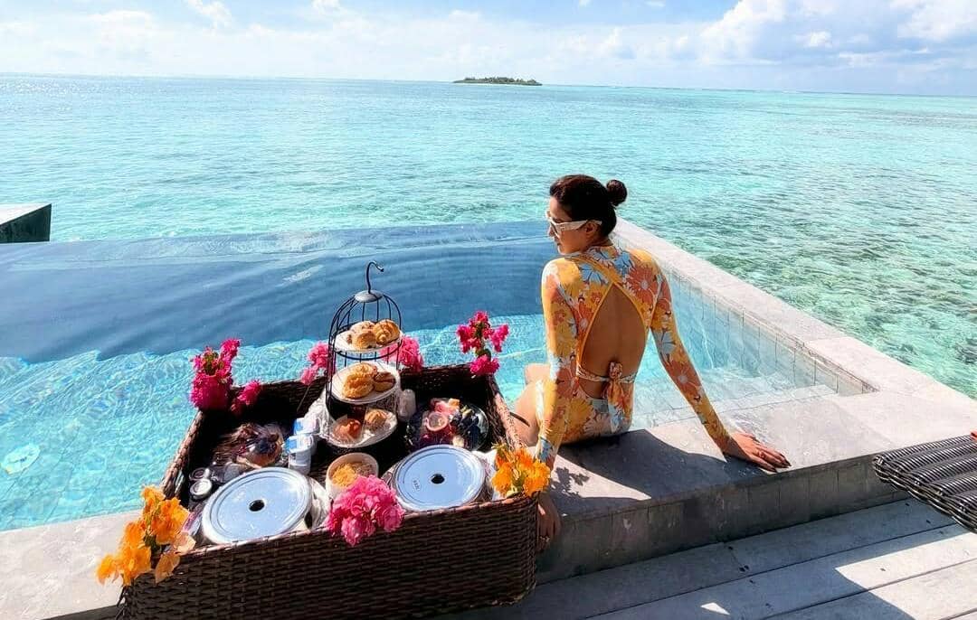 9 Momen Jasmin Bhasin Liburan di Maldives, Belajar Masak Makanan Lokal