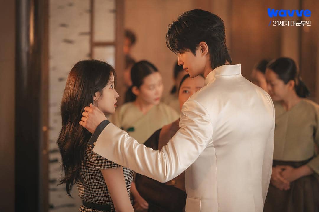 IU dan Byeon Woo Seok dalam drakor Perfect Crown