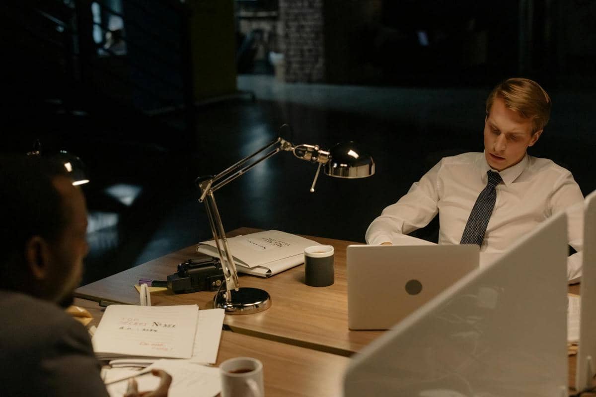 ilustrasi fokus pada pekerjaan saat ini