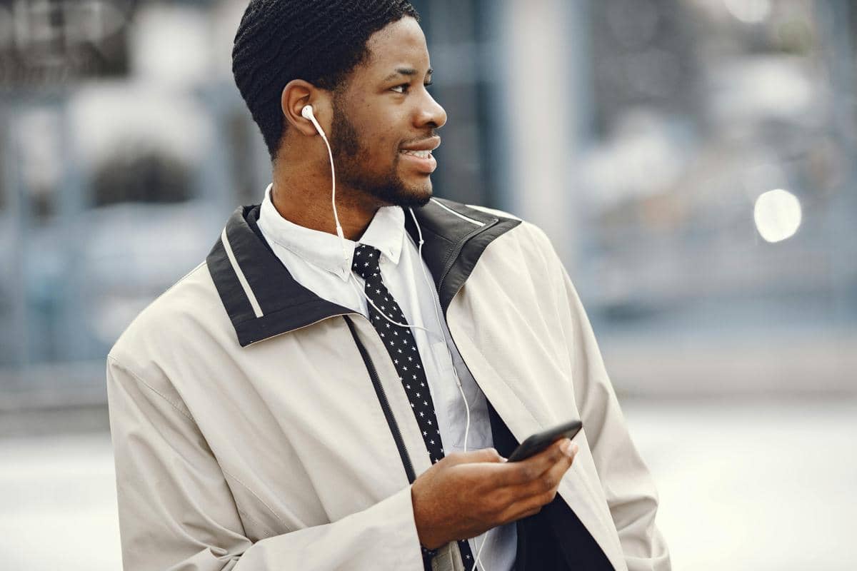 ilustrasi menggunakan earphone berkabel 