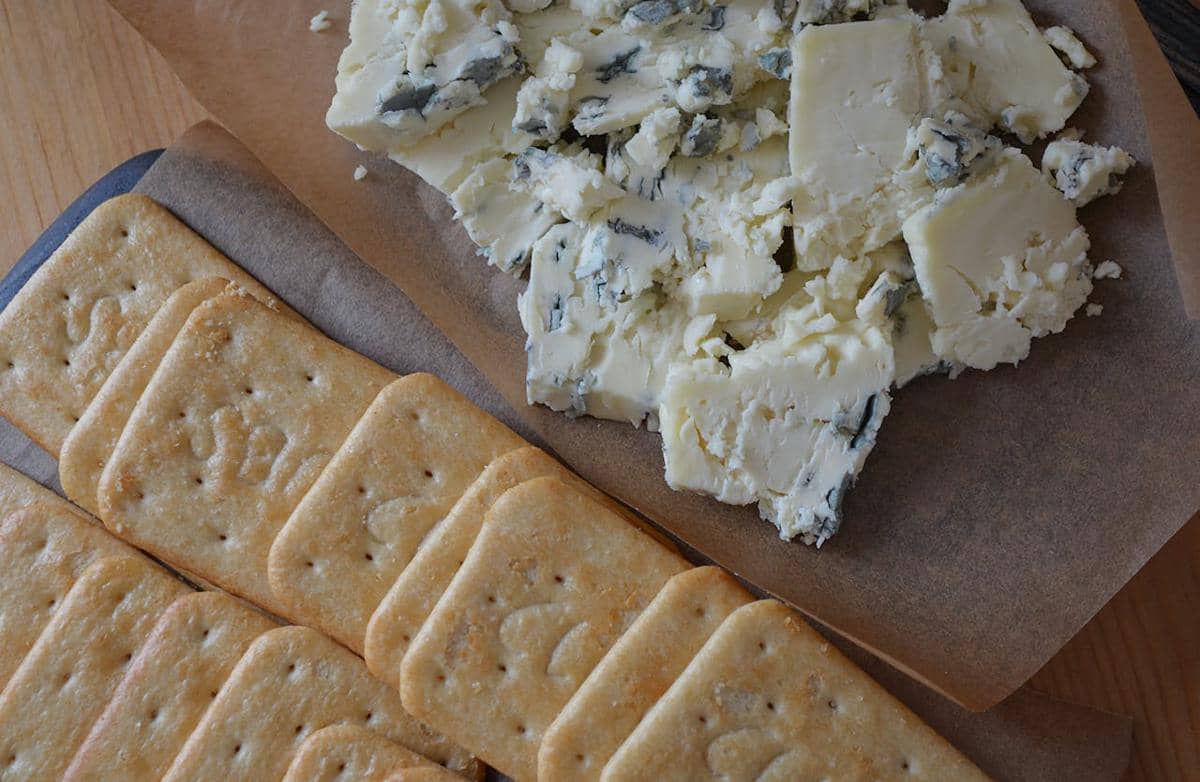 blue cheese dengan biskuit