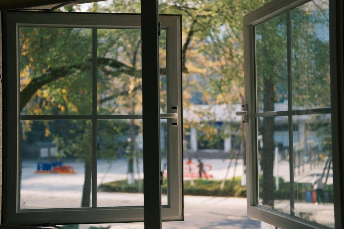 ilustrasi jendela rumah dalam keadaan terbuka