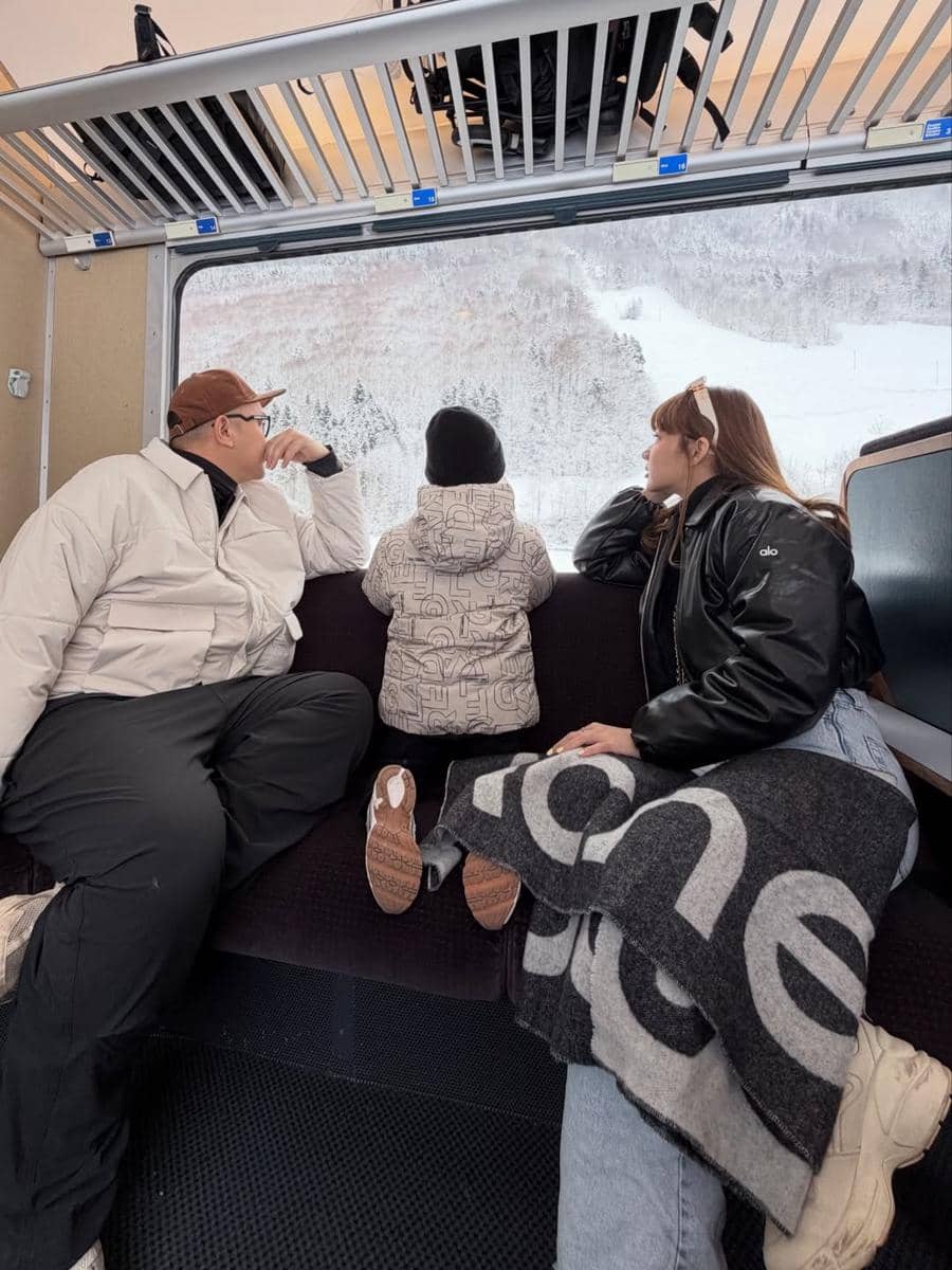 Keluarga Gilang Dirga main salju di Desa Engelberg, Swiss