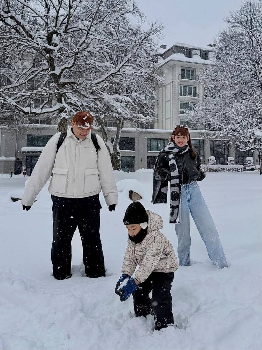 Keluarga Gilang Dirga main salju di Desa Engelberg, Swiss