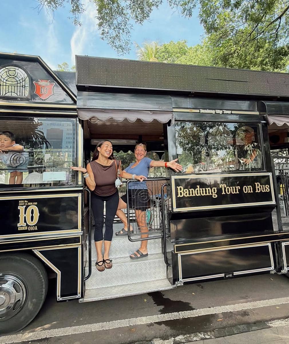 Keluarga Jennifer Bachdim liburan di Bandung, naik bandros