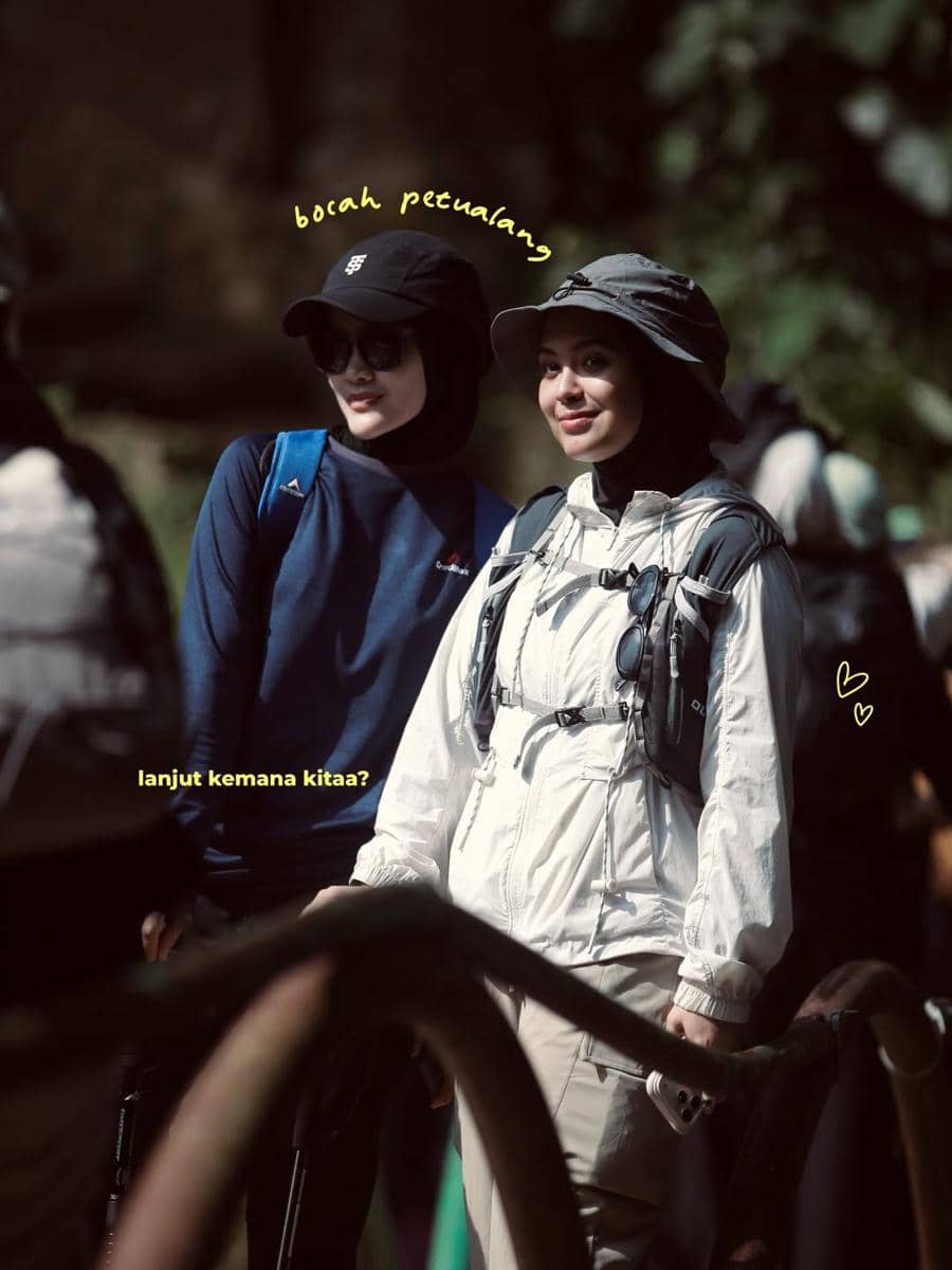 Vebby Palwinta saat trekking bareng sahabat ke kawasan Bogor