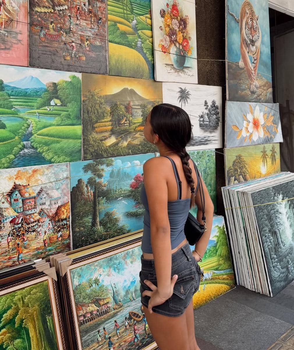 Keluarga Jennifer Bachdim liburan di Bandung, naik bandros