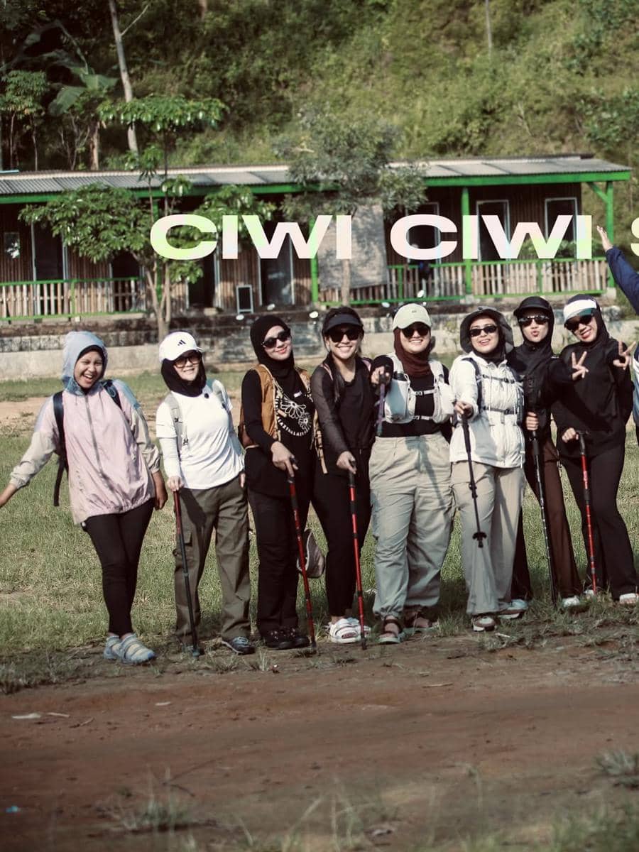 Vebby Palwinta saat trekking bareng sahabat ke kawasan Bogor